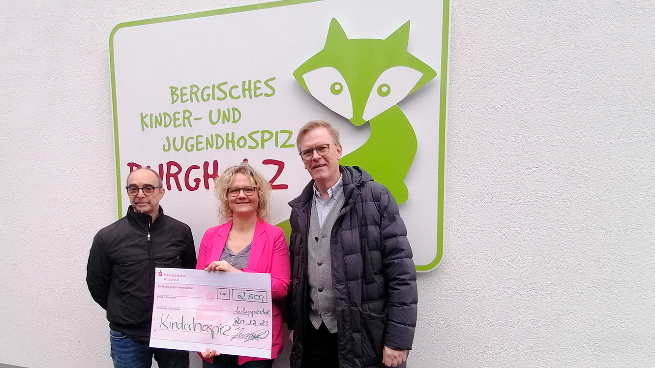 Die Geschäftsführer von Bobotex überreichen einen Spendenscheck an eine Repräsentantin des Kinder- und Jugendhospiz Burgholz.